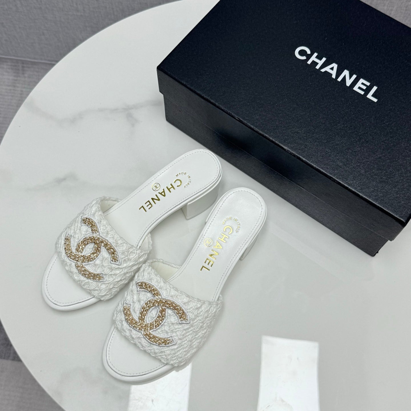 CC HIGH HEEL 25S IN WHITE FABRIC AND CALFSKIN WITH LOGO - 35