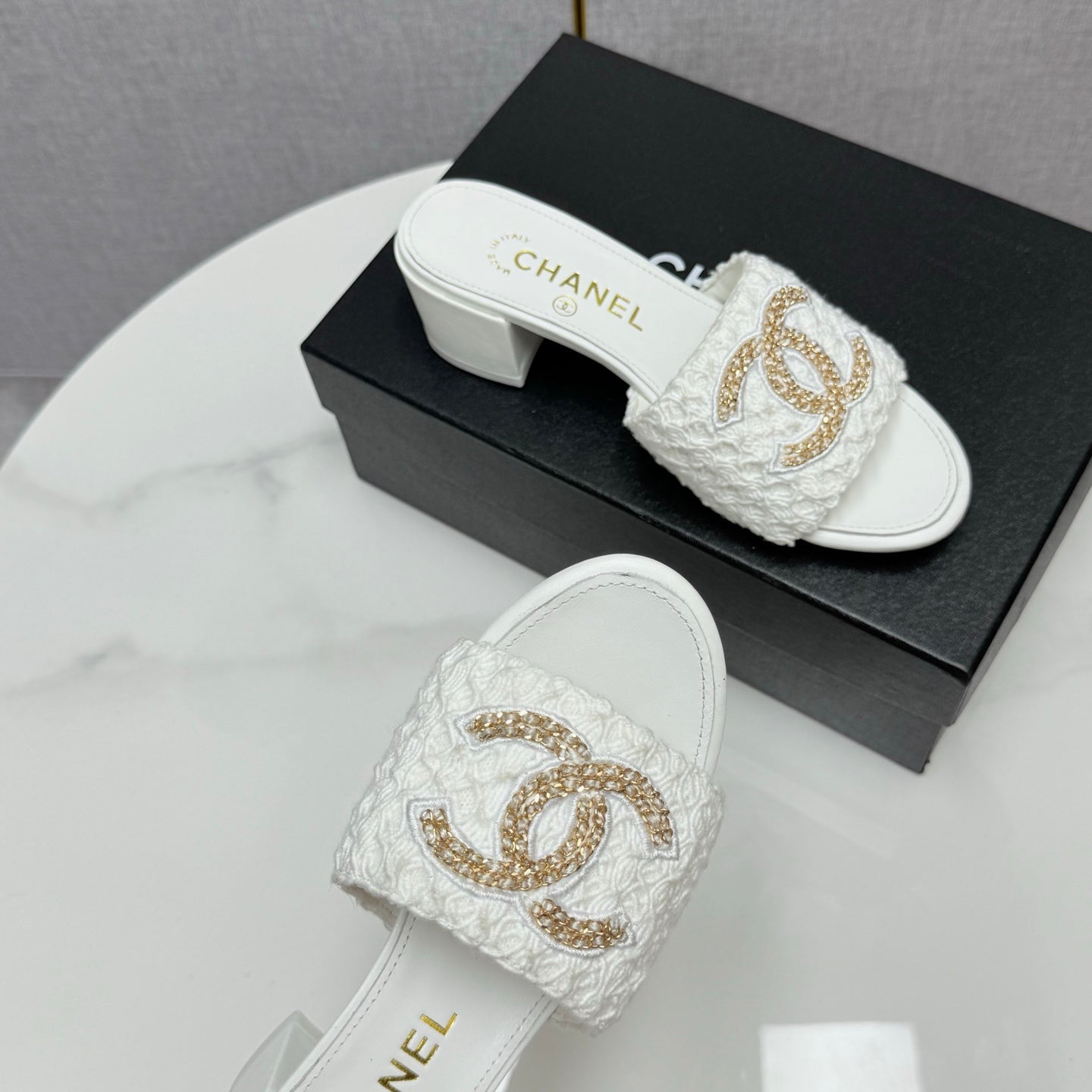 CC HIGH HEEL 25S IN WHITE FABRIC AND CALFSKIN WITH LOGO - 35