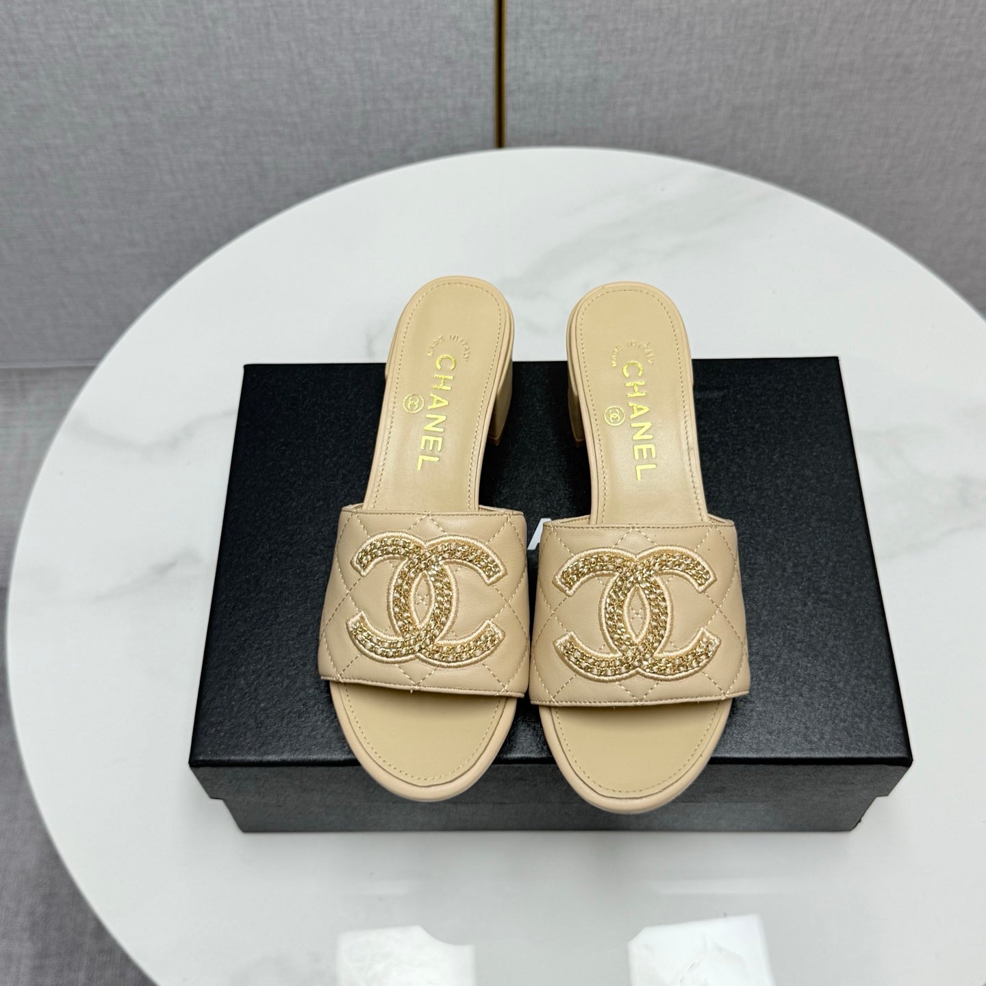 CC HIGH HEEL 25S IN BEIGE CALFSKIN WITH LOGO - 35