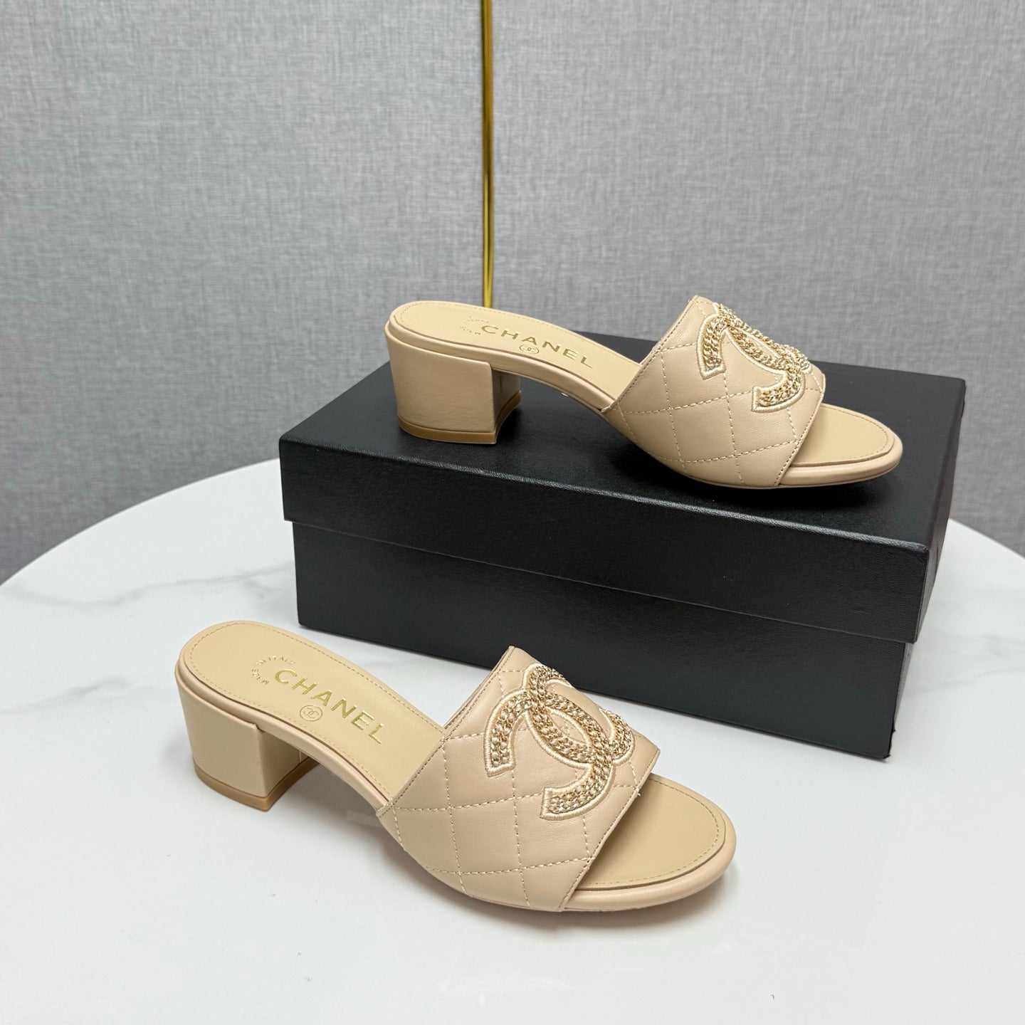 CC HIGH HEEL 25S IN BEIGE CALFSKIN WITH LOGO - 35