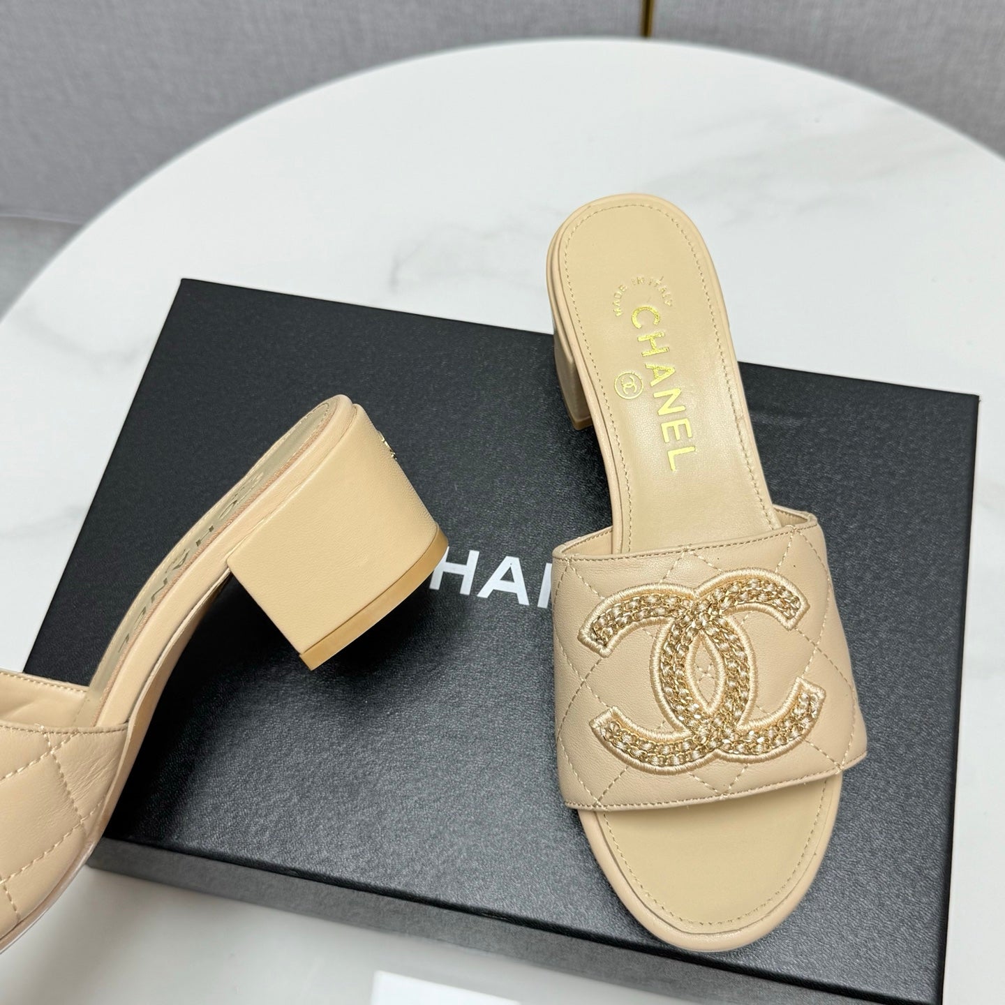 CC HIGH HEEL 25S IN BEIGE CALFSKIN WITH LOGO - 35