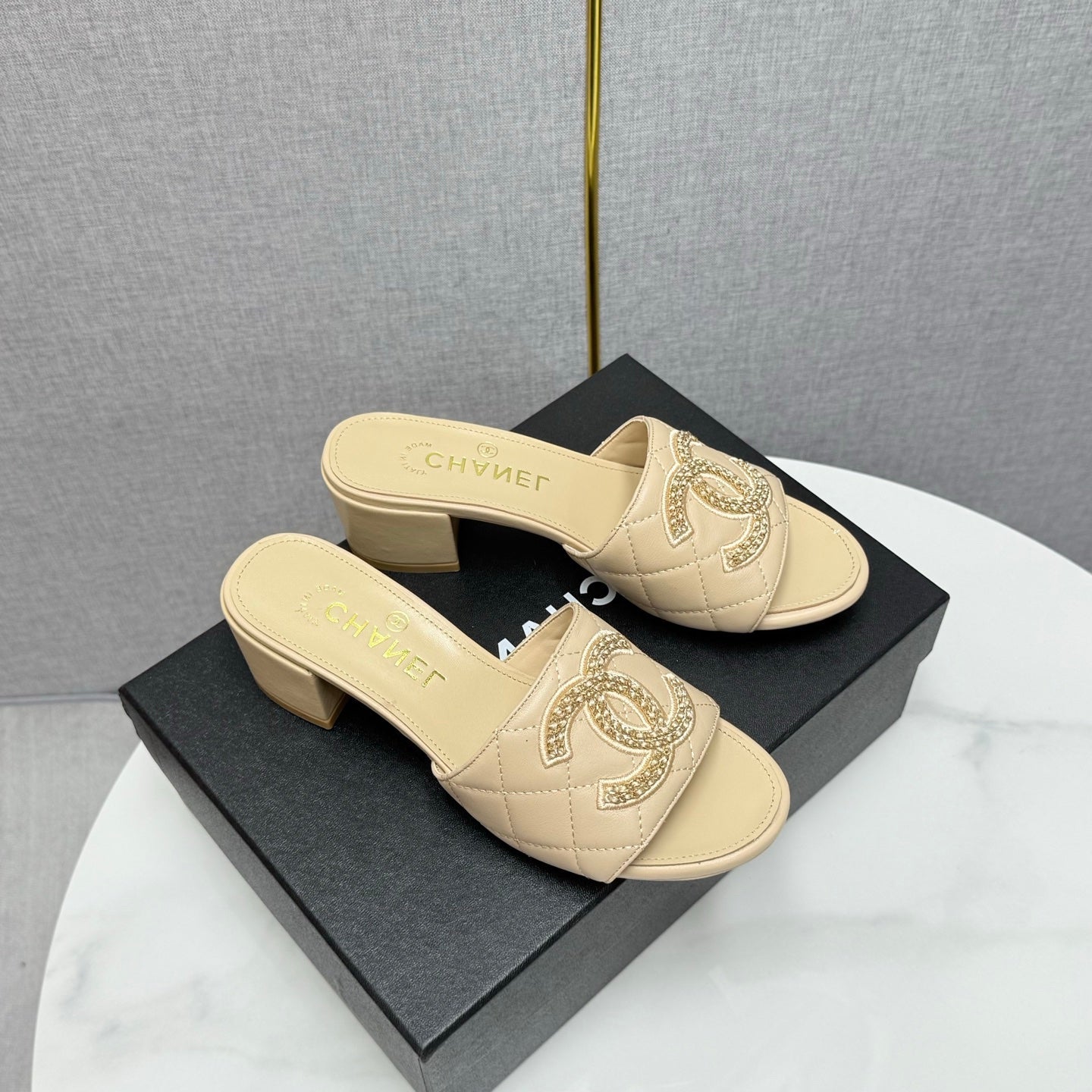 CC HIGH HEEL 25S IN BEIGE CALFSKIN WITH LOGO - 35