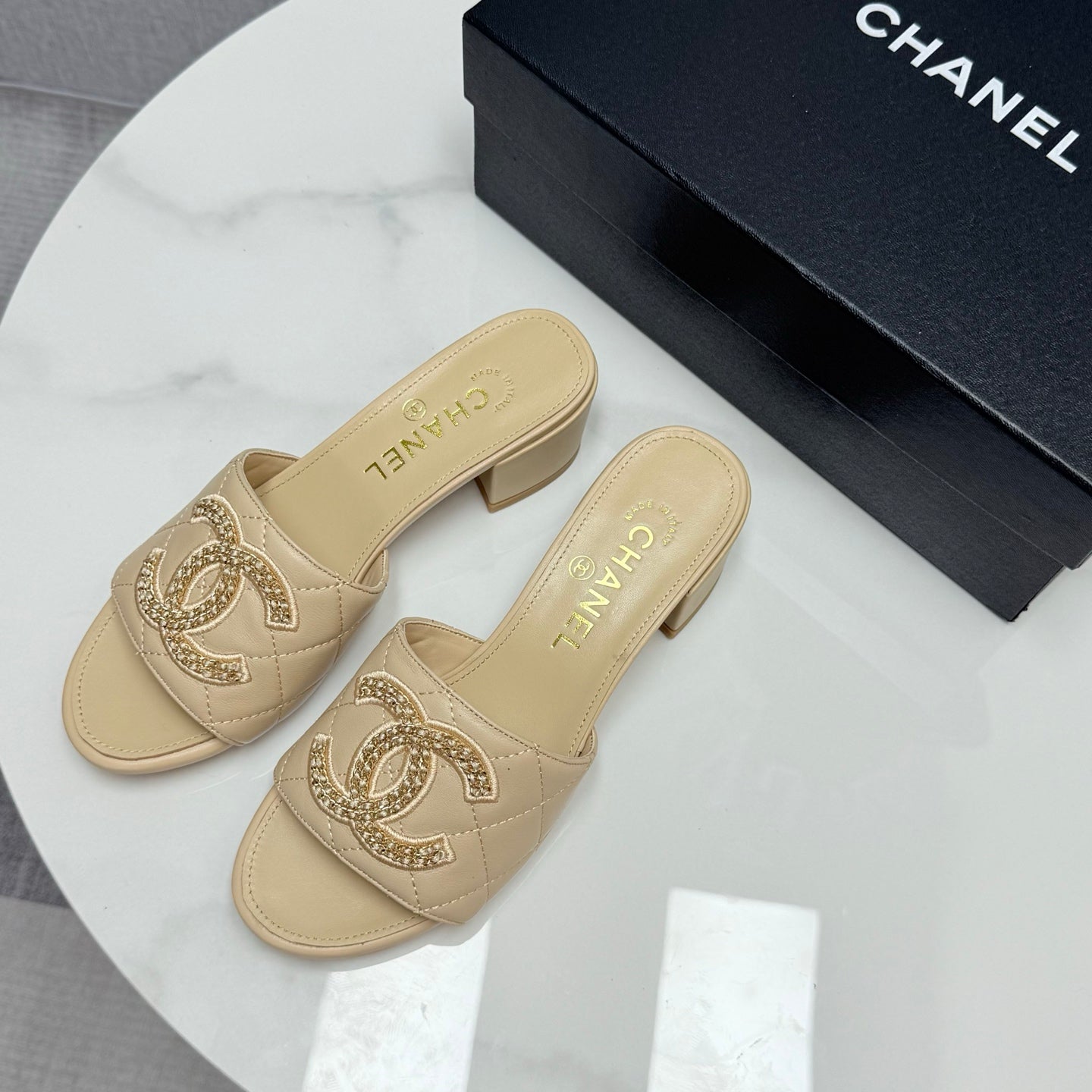 CC HIGH HEEL 25S IN BEIGE CALFSKIN WITH LOGO - 35