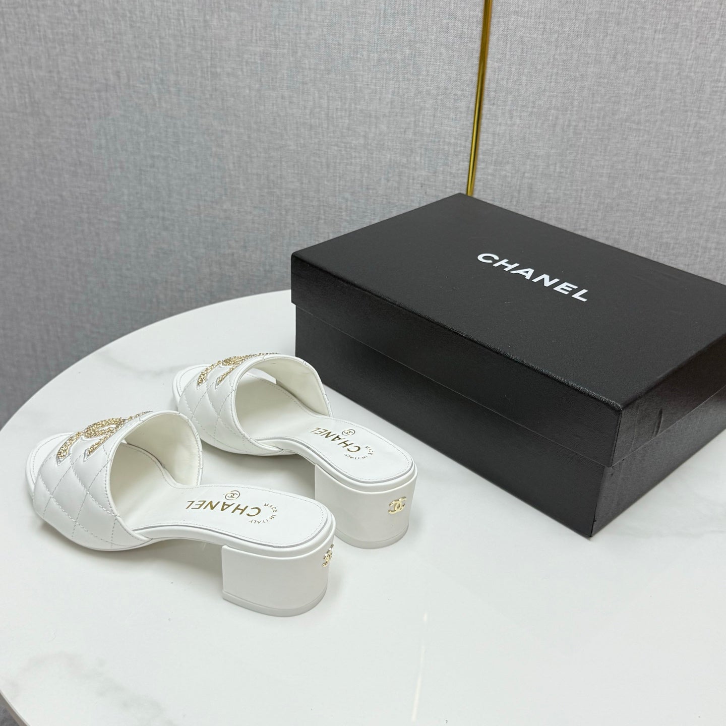 CC HIGH HEEL 25S IN WHITE CALFSKIN WITH LOGO - 35
