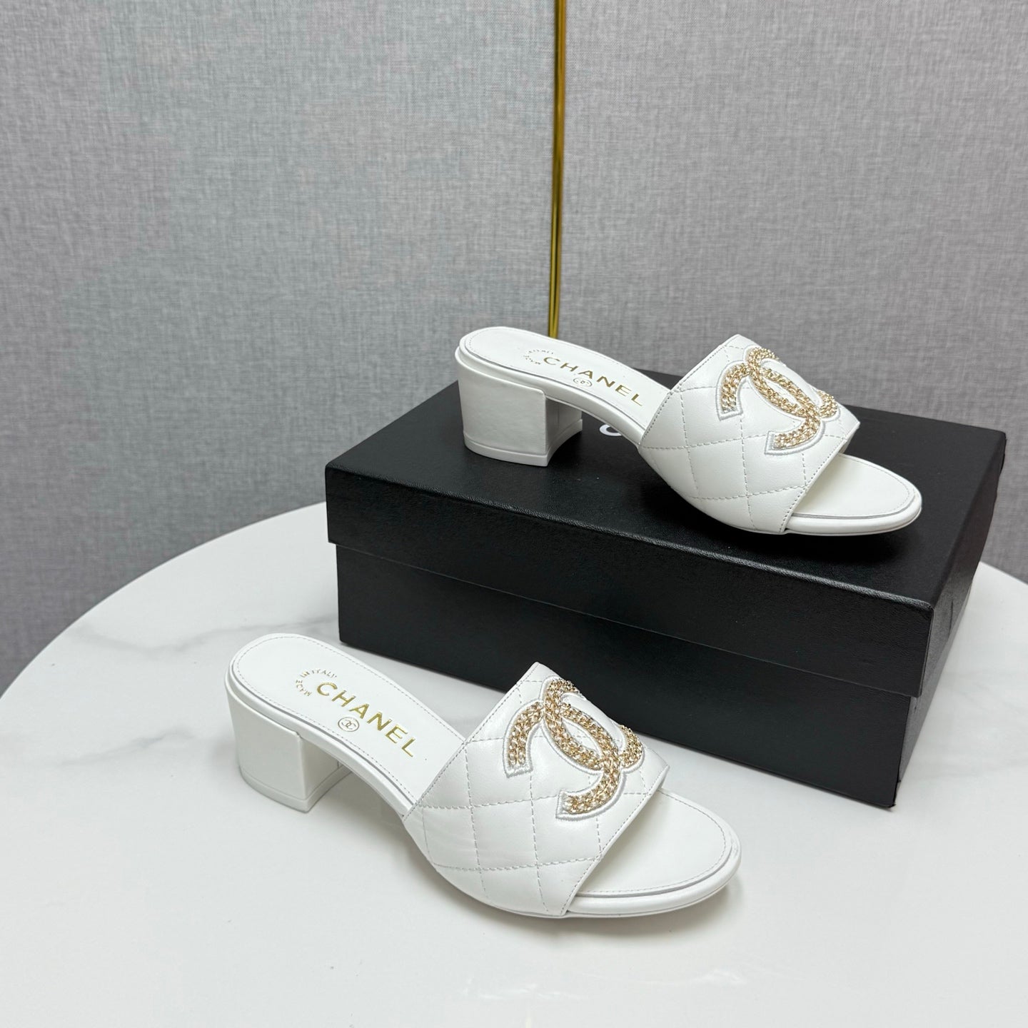 CC HIGH HEEL 25S IN WHITE CALFSKIN WITH LOGO - 35