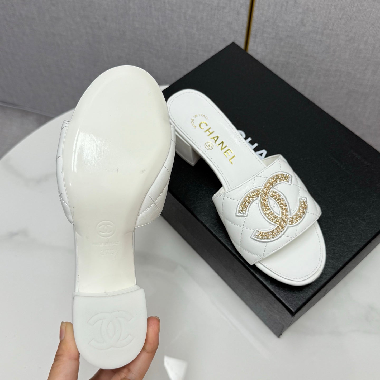 CC HIGH HEEL 25S IN WHITE CALFSKIN WITH LOGO - 35