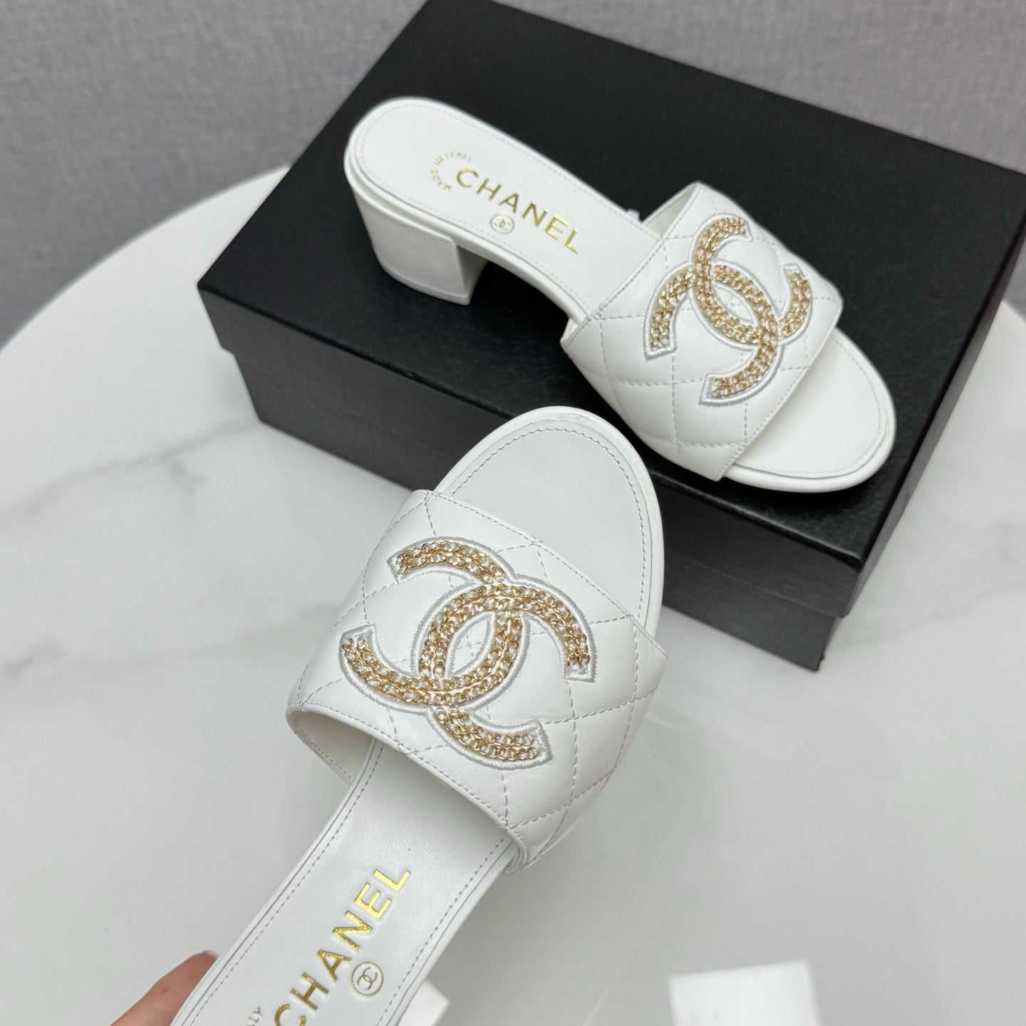 CC HIGH HEEL 25S IN WHITE CALFSKIN WITH LOGO - 35