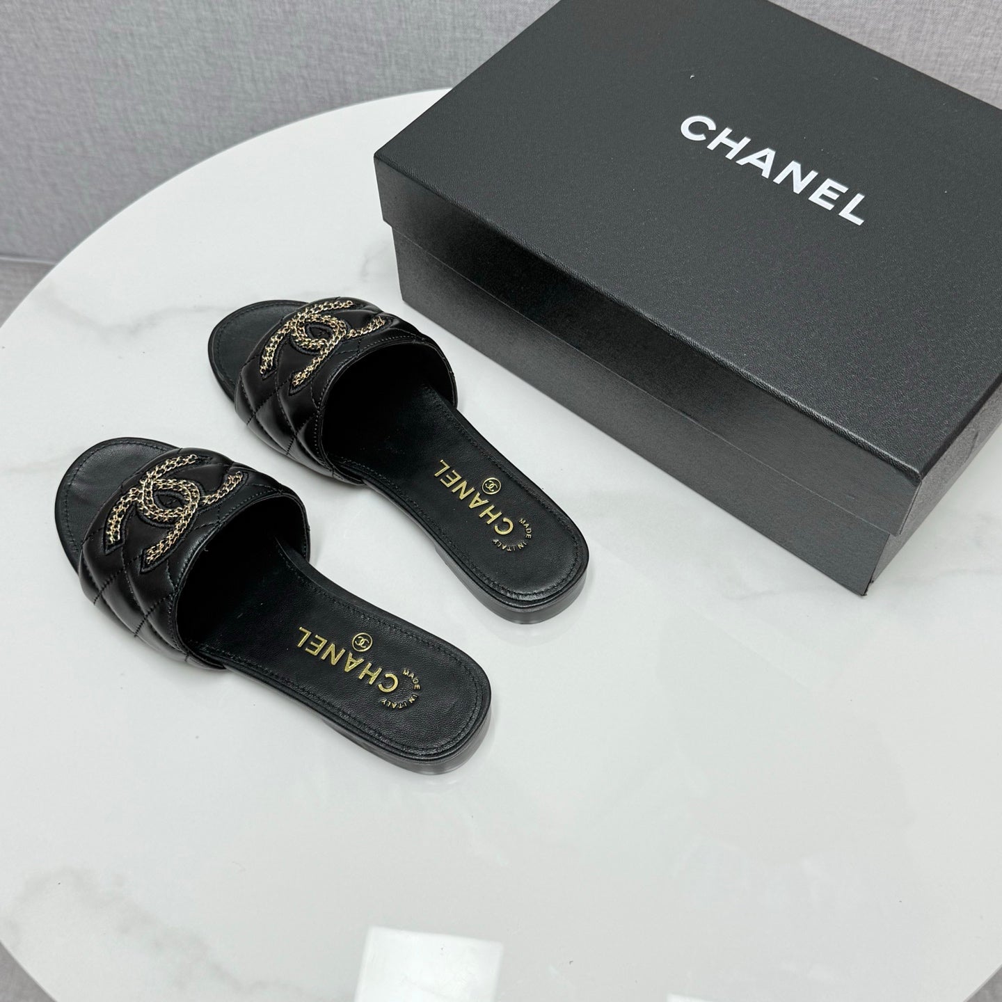 CC SLIDE SANDALS 25S IN BLACK CALFSKIN WITH LOGO - 35