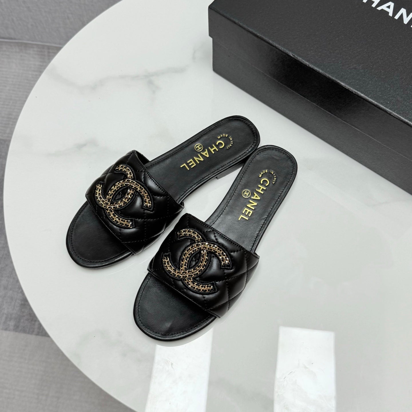 CC SLIDE SANDALS 25S IN BLACK CALFSKIN WITH LOGO - 35