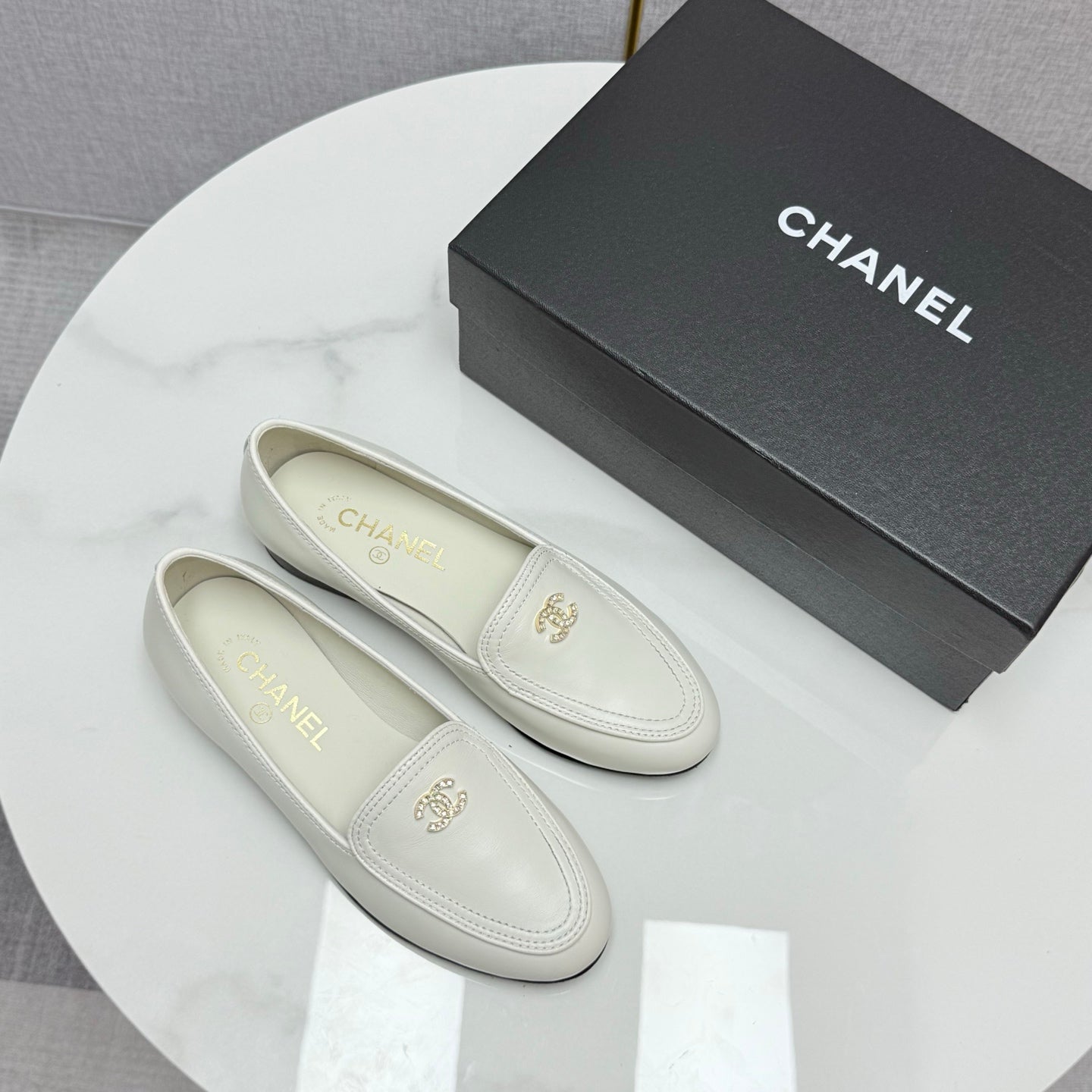 CC LOAFERS 25S IN WHITE CALFSKIN GOLD HARDWARE WITH STONES - 35