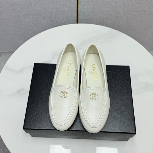 CC LOAFERS 25S IN WHITE CALFSKIN GOLD HARDWARE WITH STONES - 35