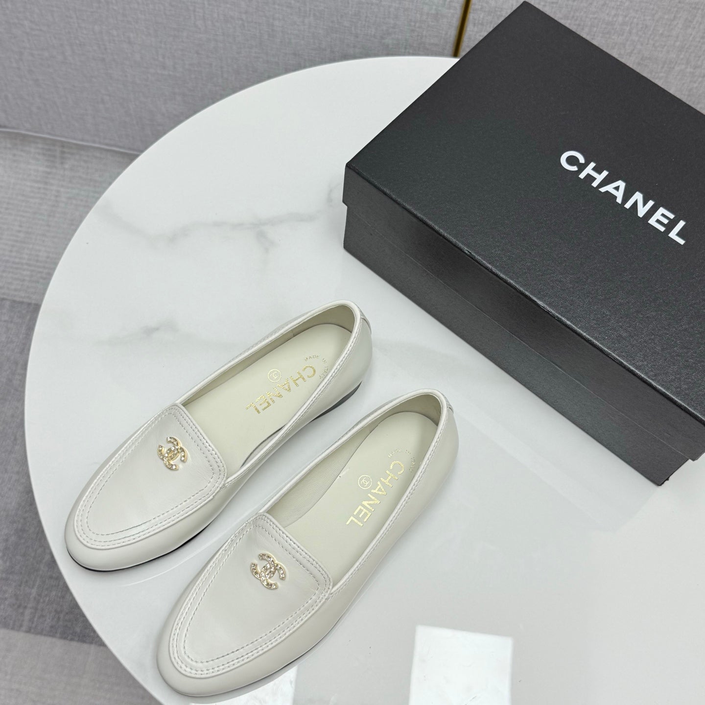 CC LOAFERS 25S IN WHITE CALFSKIN GOLD HARDWARE WITH STONES - 35