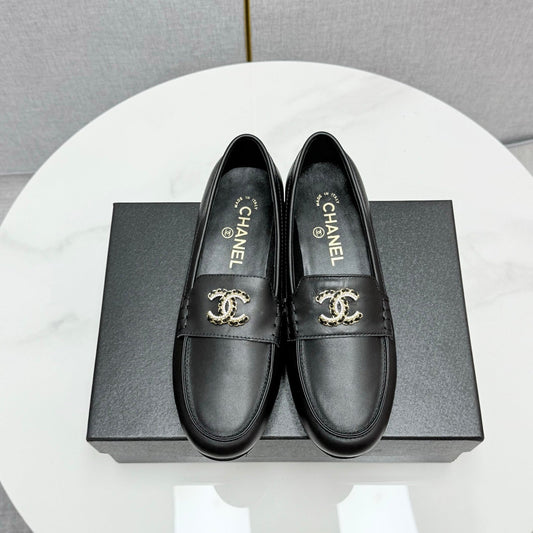 Туфлі CC LOAFER 25S зі шкіри чорного ягняти із золотою фурнітурою - 35