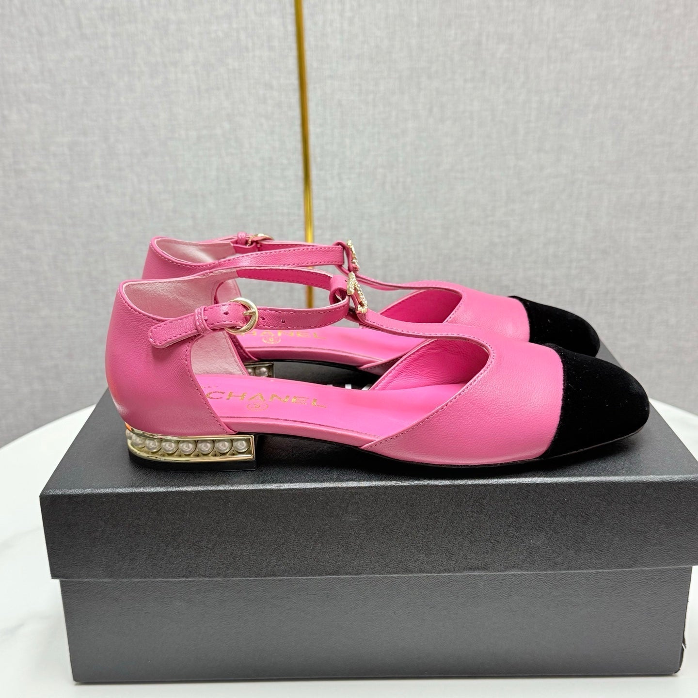CC MARY JANE 25S IN PINK LAMBSKIN AND BLACK SUEDE WITH PEARL HEEL - 35