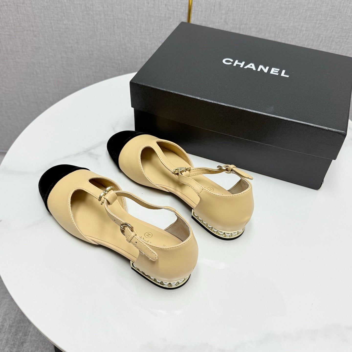 CC MARY JANE 25S IN BEIGE LAMBSKIN AND BLACK SUEDE WITH PEARL HEEL - 35