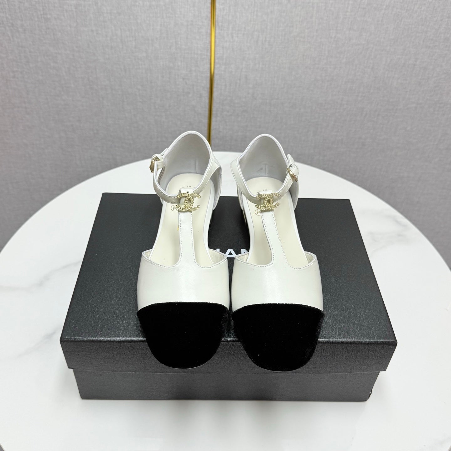 CC MARY JANE 25S IN WHITE LAMBSKIN AND BLACK SUEDE WITH PEARL HEEL - 35
