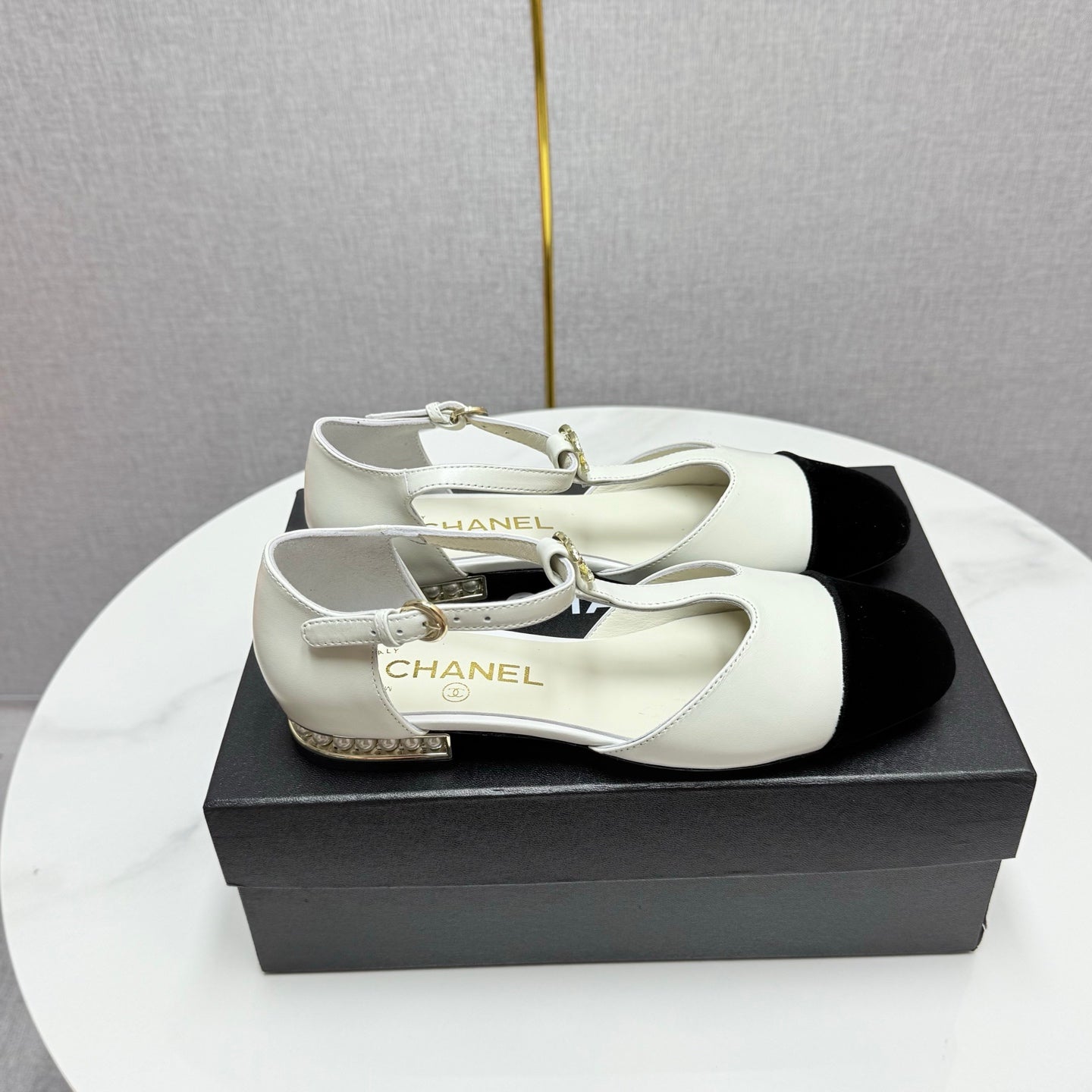 CC MARY JANE 25S IN WHITE LAMBSKIN AND BLACK SUEDE WITH PEARL HEEL - 35