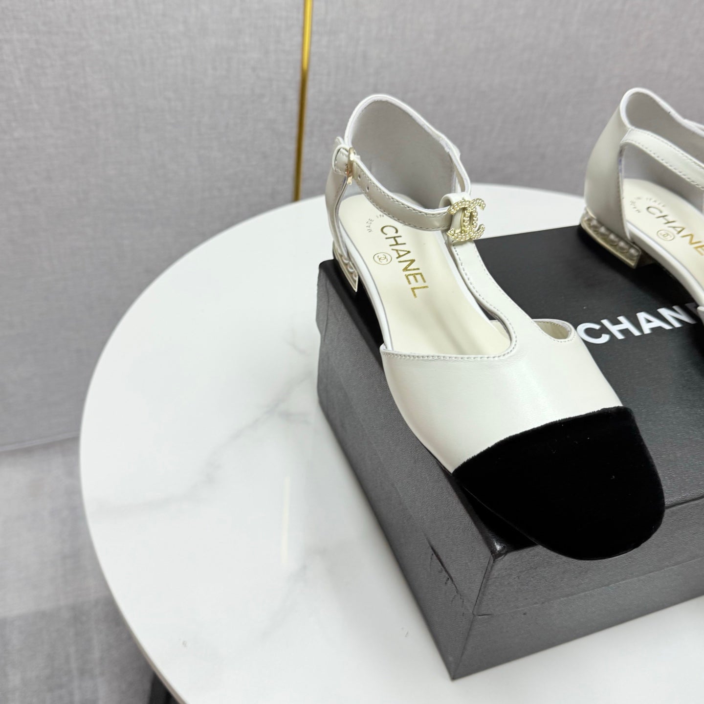 CC MARY JANE 25S IN WHITE LAMBSKIN AND BLACK SUEDE WITH PEARL HEEL - 35