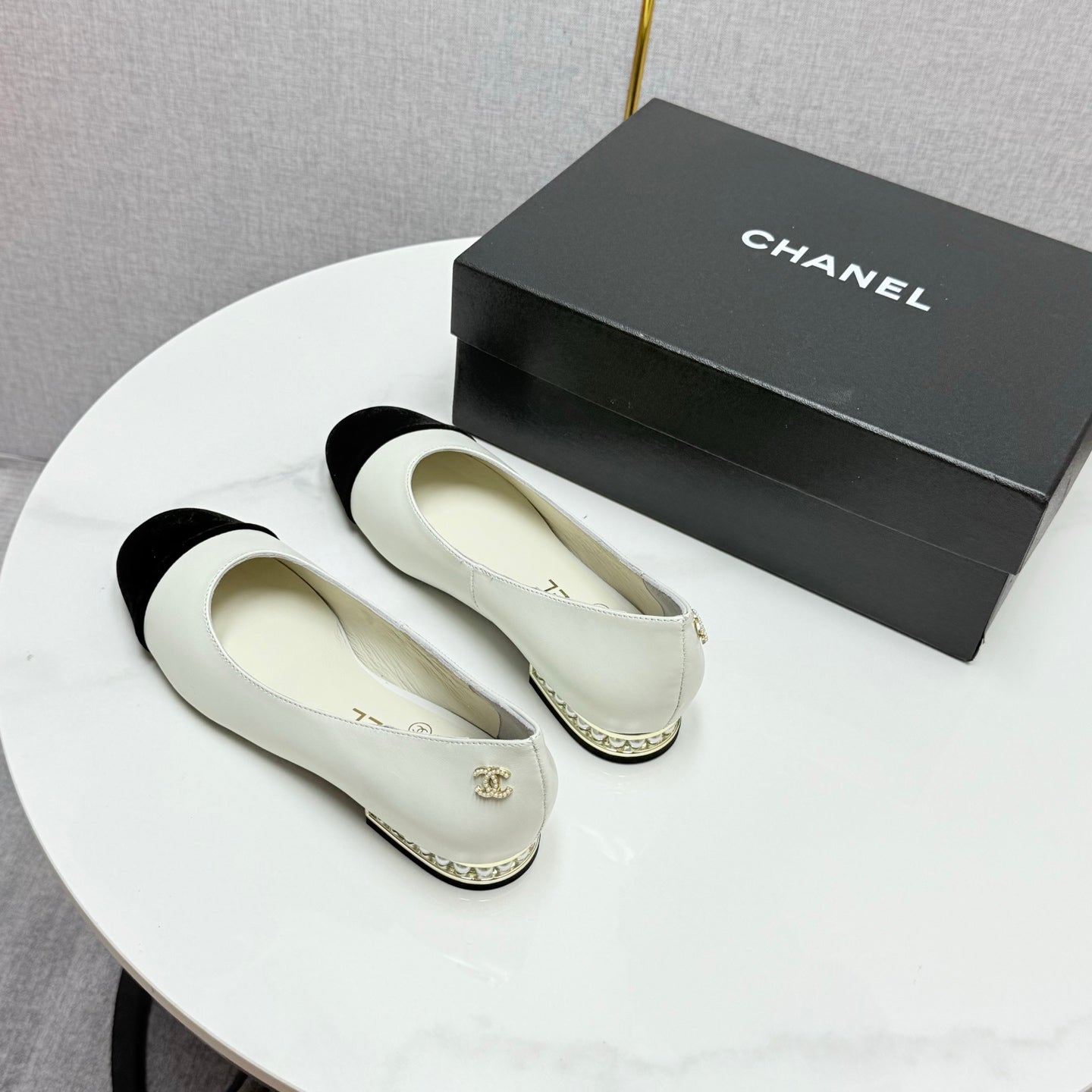 CC BALLET FLATS 25S IN WHITE LAMBSKIN AND BLACK SUEDE WITH PEARL HEEL - 35