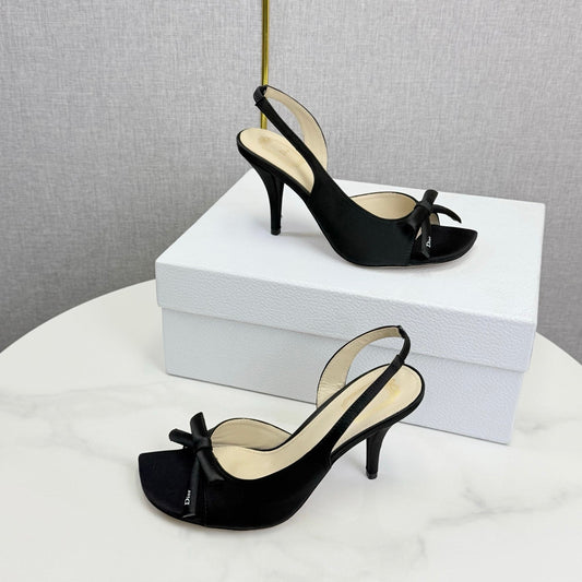 DIOR 26S ТУФЛІ НА ВИСОКИХ ПІДБОРАХ З РЕМІНЦЕМ ЗЗАДУ З ЧОРНОГО АТЛАСУ