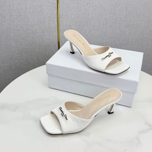DIOR 26S МЮЛІ НА ВИСОКИХ ПІДБОРАХ З БІЛОГО АТЛАСУ ІЗ ЗОЛОТОЮ ФУРНІТУРОЮ