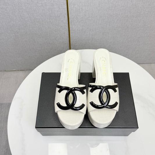 Босоніжки CHANEL 26S на блочному підборі 100 мм з білої телячої шкіри з тисненням під крокодила