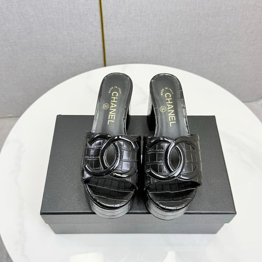 БОСОНІЖКИ CHANEL 26S НА БЛОКОВОМУ КАБЛУКУ 100 ММ ІЗ ЧОРНОЇ ТЕЛЯЧОЇ ШКІРИ ІЗ ТИСНЕННЯМ ПІД КРОКОДИЛА