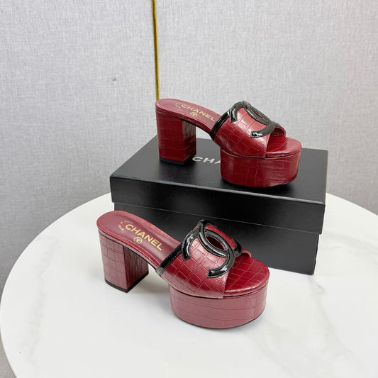 БОСОНІЖКИ CHANEL 26S НА БЛОКОВОМУ КАБЛУКУ 100 ММ ІЗ ЧЕРВОНОЇ ТЕЛЯЧОЇ ШКІРИ ІЗ ТИСНЕННЯМ ПІД КРОКОДИЛА