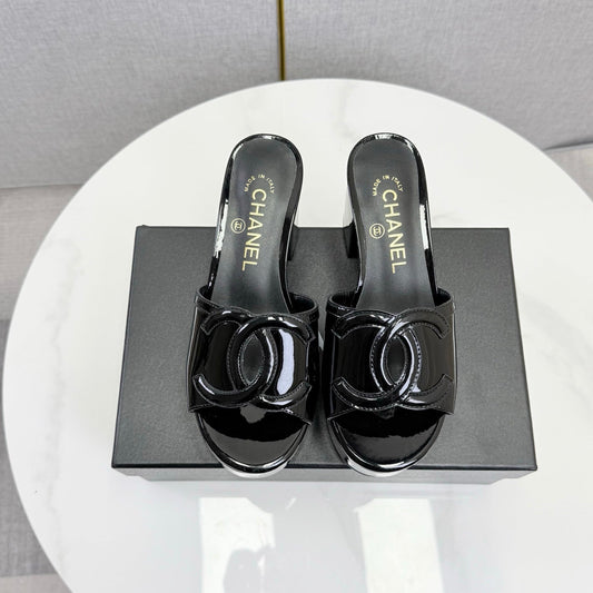БОСОНІЖКИ CHANEL 26S НА БЛОКОВОМУ КАБЛУКУ 100 ММ ІЗ ЧОРНОЇ ЛАКОВАНОЇ ШКІРИ ТЕЛЯТИ