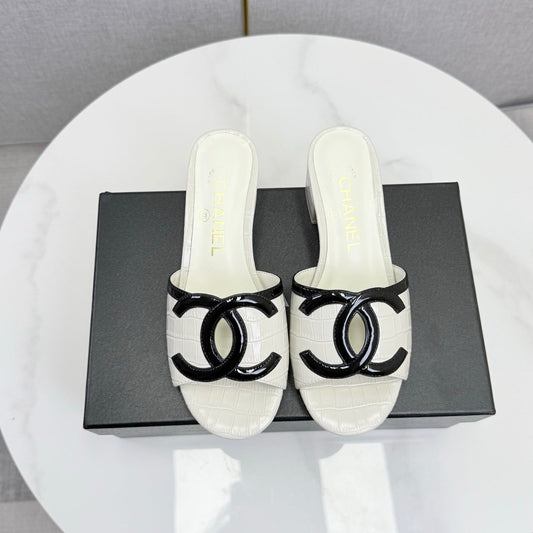 БОСОНІЖКИ CHANEL 26S НА БЛОКОВОМУ КАБЛУКУ 40 ММ З БІЛОЇ ТЕЛЯЧОЇ ШКІРИ З ТИСНЕННЯМ ПІД КРОКОДИЛА