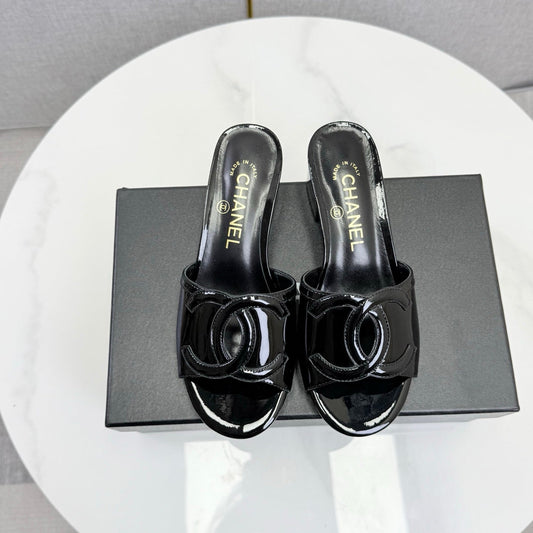 CHANEL 26S БОСОНІЖКИ НА БЛОЧНОМУ КАБЛУКУ 40 ММ З ЧОРНОЇ ЛАКОВАНОЇ ТЕЛЯЧОЇ ШКІРИ