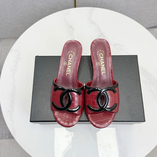 CHANEL 26S БОСОНІЖКИ НА БЛОЧНОМУ КАБЛУКУ 40 ММ З ЧЕРВОНОЇ ТЕЛЯЧОЇ ШКІРИ ІЗ ТИСНЕННЯМ ПІД КРОКОДИЛА