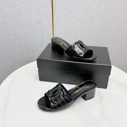 Босоніжки CHANEL 26S на блочному підборі 40 мм з тисненої під крокодила чорної телячої шкіри