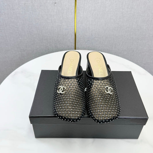 МУЛІ З ВІДКРИТИМ НОСКОМ CHANEL 26S НА ВИСОКИХ ПІДБОРАХ З ЧОРНОЇ ОВЕЧОЇ ШКІРИ