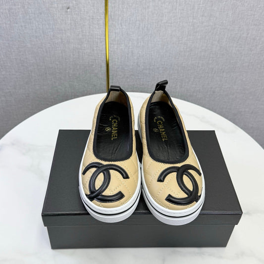 КРОСІВКИ БЕЗ ЗАСТІБОК CHANEL 26S З ЛОГОТИПОМ CC, БЕЖЕВА ТЕЛЯЧА ШКІРА