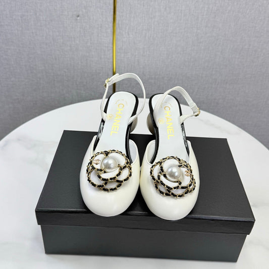 БОСОНІЖКИ-СЛІНГБЕКИ CHANEL 26S CAMELLIA PEARL З БІЛОЇ ТЕЛЯЧОЇ ШКІРИ