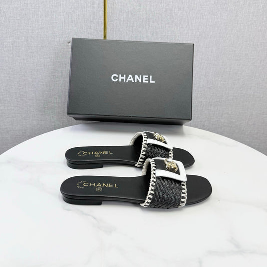 ЧОРНІ ШКІРЯНІ ШЛЬОПАНЦІ CHANEL 26S З ПЛЕТЕНИМИ РЕМІНЦЯМИ