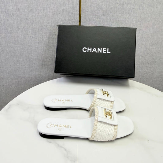 ШЛЬОПАНЦІ CHANEL 26S З ПЛЕТЕНИМ РЕМІНЦЕМ З БІЛОЇ ОВЕЧОЇ ШКІРИ