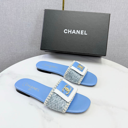 ШЛЬОПАНЦІ CHANEL 26S З ПЛЕТЕНИМИ РЕМІНЦЯМИ ЗІ ШКІРИ ЯГНЯТИ НЕБЕСНО-БЛАКИТНОГО КОЛЬОРУ
