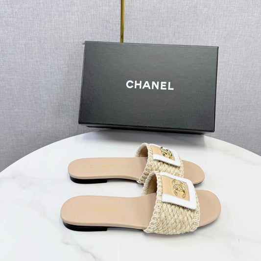 CHANEL 26S Плетені шльопанці з бежевої овечої шкіри