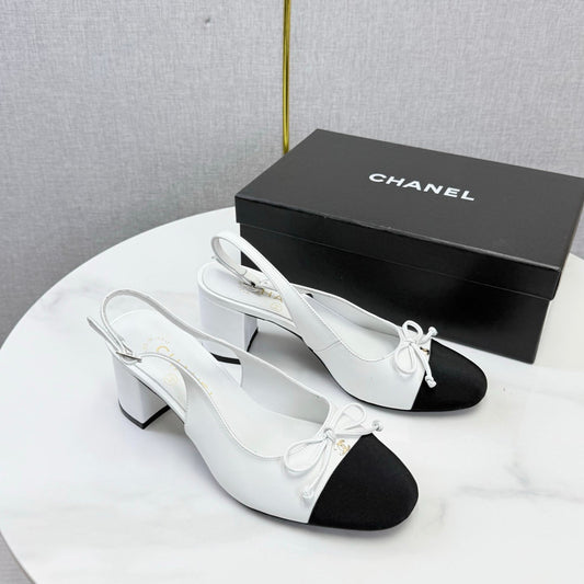 CHANEL 26S БОСОНІЖКИ СЛІНГБЕКИ 45 ММ З БІЛОЇ ОВЕЧОЇ ШКІРИ ТА ЧОРНОЇ ТКАНИНИ