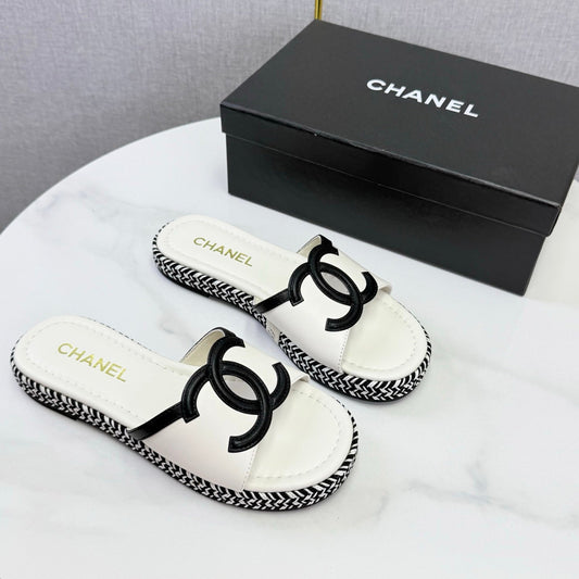 Шльопанці на платформі CHANEL 26S з білої овчини з логотипом CC