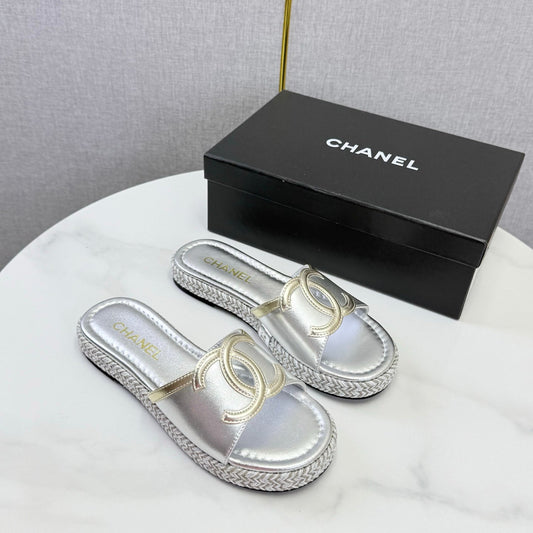 ШЛІПАНЦІ CHANEL 26S НА ПЛАТФОРМІ ЗІ СРІБНОЇ ОВЕЧОЇ ШКІРИ З ЛОГОТИПОМ CC