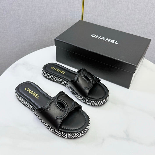 ШЛЬОПАНЦІ CHANEL 26S НА ПЛАТФОРМІ ЧОРНОЇ ШКІРИ ЯГНЯТИ З ЛОГОТИПОМ CC