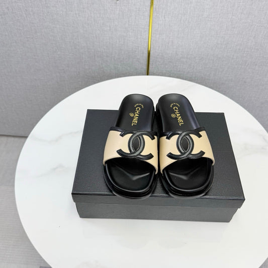CHANEL 26S КУЛЬТОВІ ШЛЬОПАНЦІ CC З БЕЖЕВОЇ ШКІРИ ЯГНЯТИ