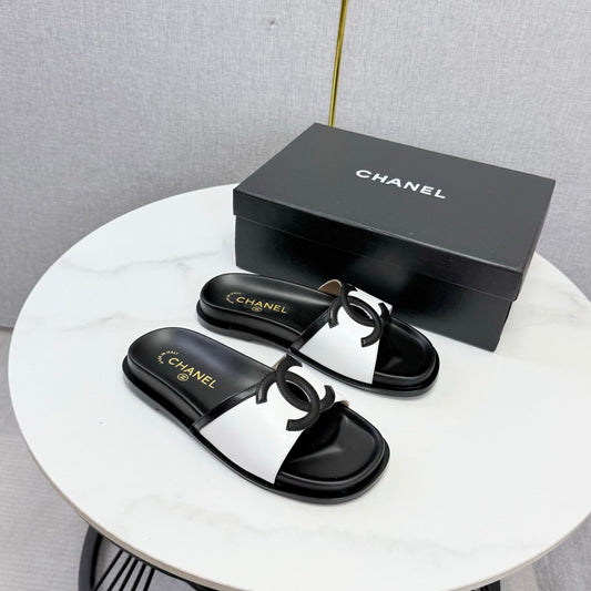 CHANEL 26S КУЛЬТОВІ ШЛЬОПАНЦІ CC З БІЛОЇ ОВЕЧОЇ ШКІРИ