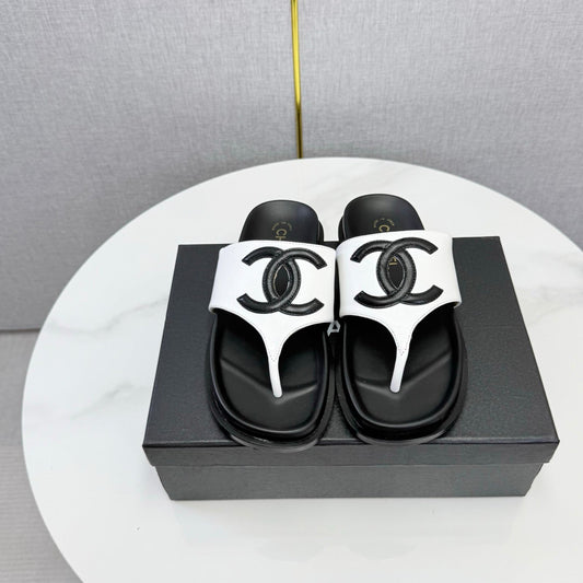 ШЛЬОПАНЦІ CHANEL 26S CC ЗІ ШКІРИ ЯГНЯТИ БІЛОГО ТА ЧОРНОГО КОЛЬОРІВ