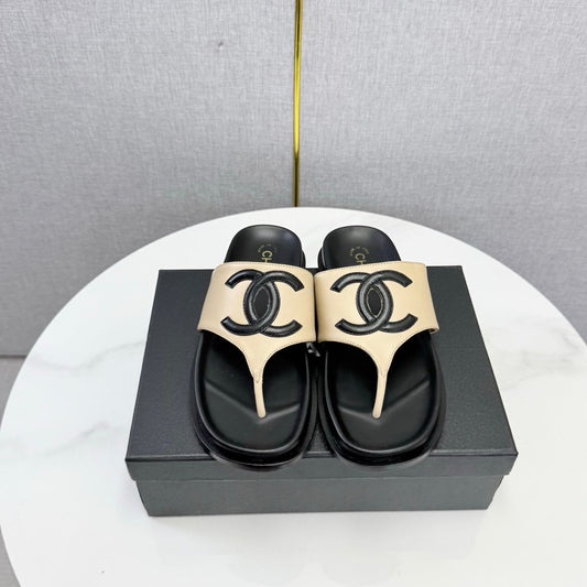 ШЛЬОПАНЦІ CHANEL 26S CC ЗІ СТРАПОМ МІЖ ПАЛЬЦЯМИ З БЕЖЕВОЇ ТА ЧОРНОЇ ОВЕЧОЇ ШКІРИ