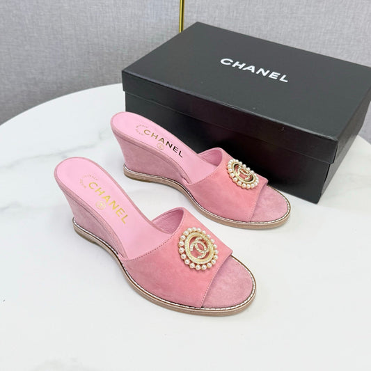 ШКІРЯНІ ТУФЛІ НА ТАНКЕТЦІ CHANEL 26S РОЖЕВОГО КОЛЬОРУ З ПЕРЛАМУТРОВИМ ЛОГОТИПОМ CC
