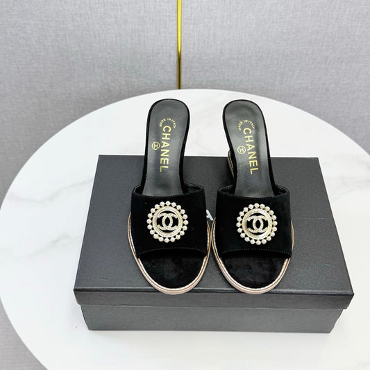 ЧОРНІ ЗАМШЕВІ БОСОНІЖКИ НА ТАНКЕТЦІ CHANEL 26S, ПРИКРАШЕНІ ПЕРЛИНАМИ CC